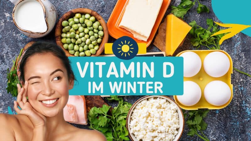 Frau lächelt neben einer Auswahl an Vitamin-D-reichen Lebensmitteln mit dem Text 'Vitamin D im Winter' darüber.