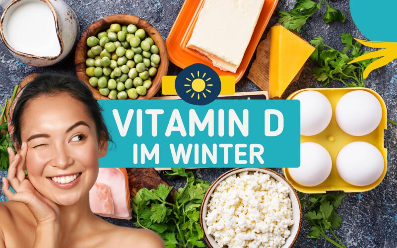 Frau lächelt neben einer Auswahl an Vitamin-D-reichen Lebensmitteln mit dem Text 'Vitamin D im Winter' darüber.