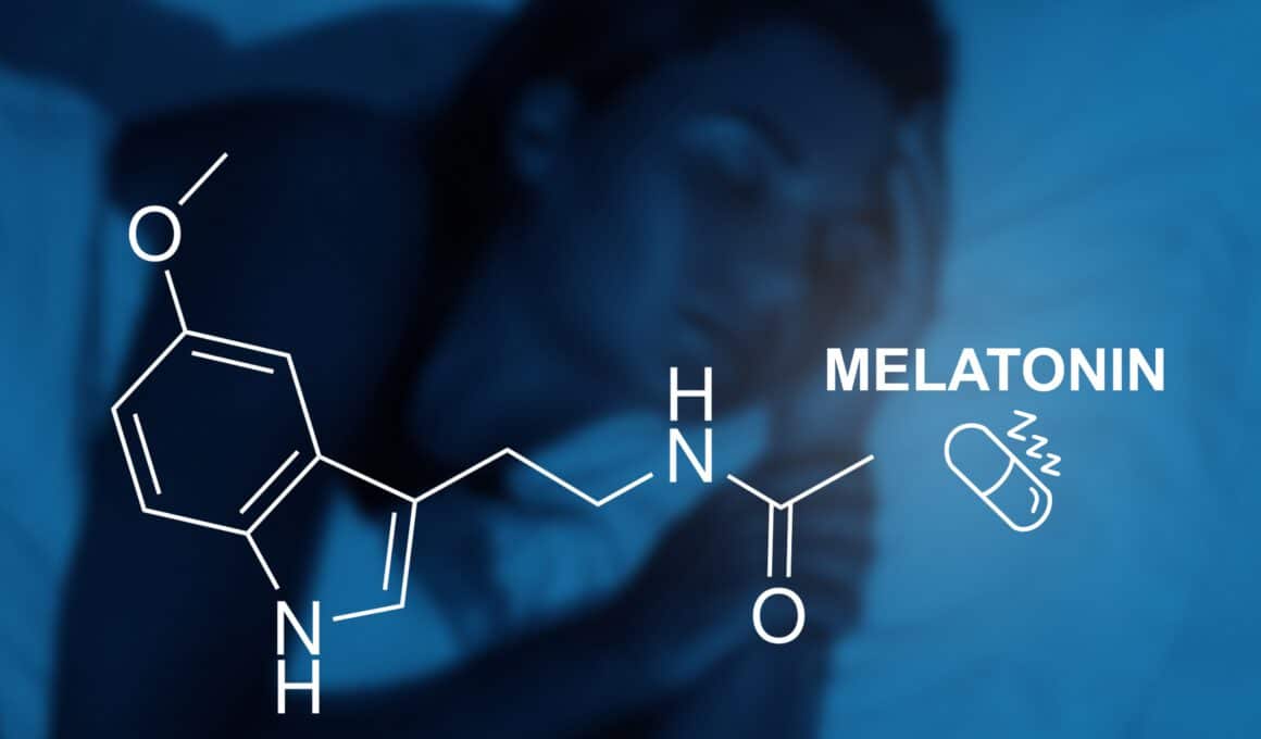 Eine Frau schläft ruhig mit der chemischen Struktur von Melatonin und dem Wort "Melatonin" im Vordergrund, zusammen mit einem Symbol, das eine Pille und Schlaf andeutet.