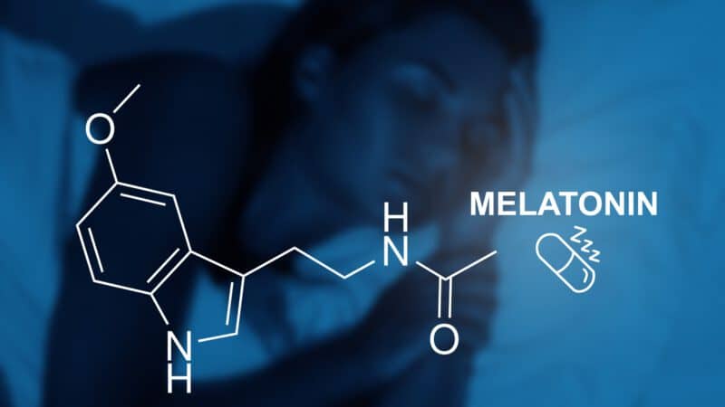 Eine Frau schläft ruhig mit der chemischen Struktur von Melatonin und dem Wort "Melatonin" im Vordergrund, zusammen mit einem Symbol, das eine Pille und Schlaf andeutet.