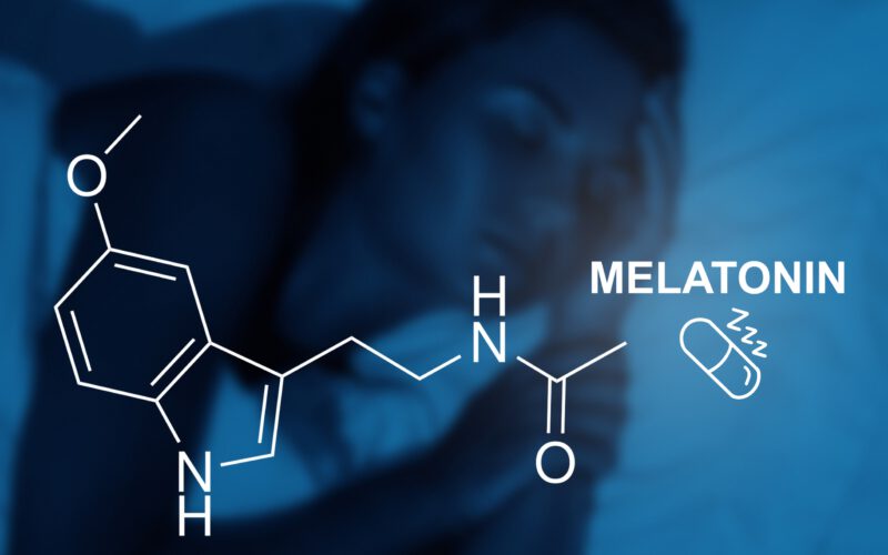 Eine Frau schläft ruhig mit der chemischen Struktur von Melatonin und dem Wort "Melatonin" im Vordergrund, zusammen mit einem Symbol, das eine Pille und Schlaf andeutet.