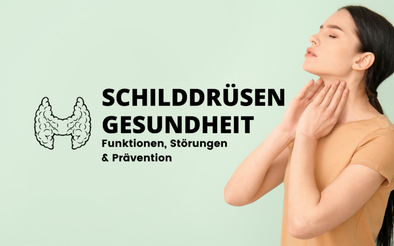 Frau tastet ihre Schilddrüse ab, mit Text 'Schilddrüsengesundheit: Funktionen, Störungen & Prävention' und Schilddrüsenillustration auf mintgrünem Hintergrund.