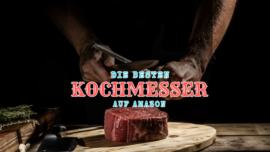 Hände eines Kochs, die ein Kochmesser über einem Stück rohem Rindfleisch auf einem Holzschneidebrett halten, mit dem Text 'DIE BESTEN KOCHMESSER AUF AMAZON' in leuchtend roter Schriftart vor einem dunklen Hintergrund.