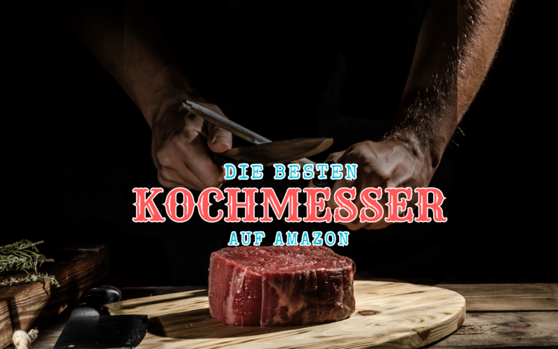 Hände eines Kochs, die ein Kochmesser über einem Stück rohem Rindfleisch auf einem Holzschneidebrett halten, mit dem Text 'DIE BESTEN KOCHMESSER AUF AMAZON' in leuchtend roter Schriftart vor einem dunklen Hintergrund.