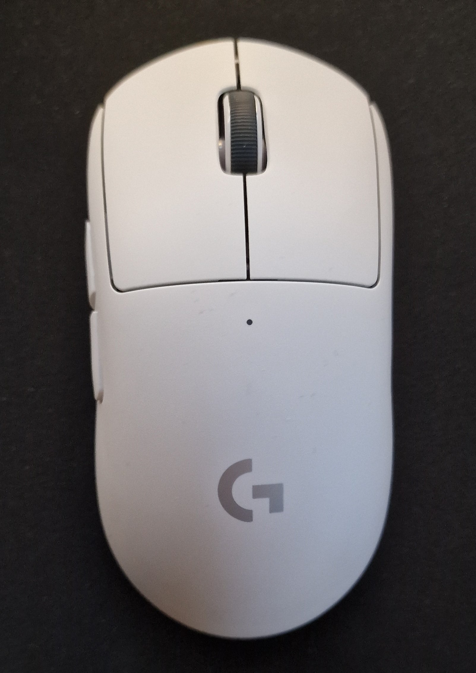 Oberansicht einer weißen G PRO X Superlight 2 Gaming-Maus, fokussiert auf das saubere Design und das Logitech G-Logo.