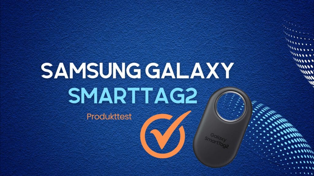 Samsung Galaxy SmartTag2 auf strukturiertem blauen Hintergrund mit dem Text 'Produkttest' und einem orangefarbenen Häkchen-Symbol.