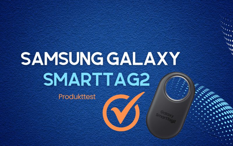Samsung Galaxy SmartTag2 auf strukturiertem blauen Hintergrund mit dem Text 'Produkttest' und einem orangefarbenen Häkchen-Symbol.