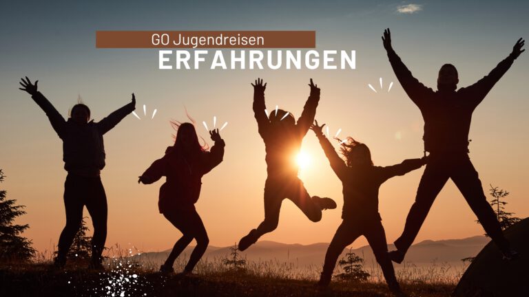 Jugendliche springen vor Sonnenuntergang in die Luft, Text 'GO Jugendreisen ERFAHRUNGEN