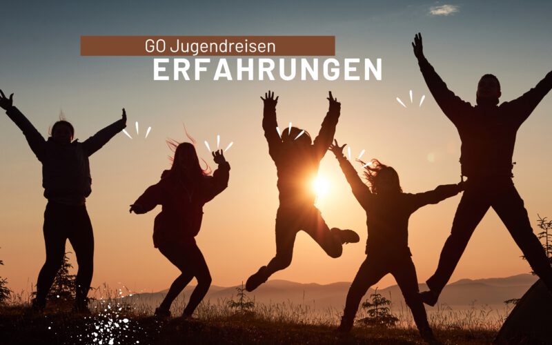 Jugendliche springen vor Sonnenuntergang in die Luft, Text 'GO Jugendreisen ERFAHRUNGEN