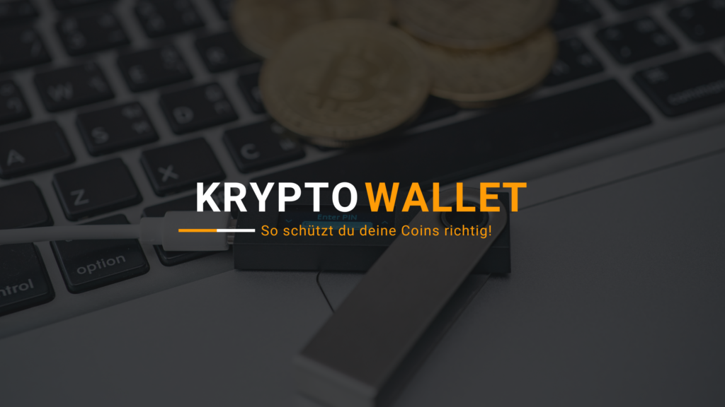 Laptop-Tastatur und physische Kryptomünzen mit dem Text "KRYPTO WALLET - So schützt du deine Coins richtig!", betonend, wie man digitale Währungen sicher verwaltet.