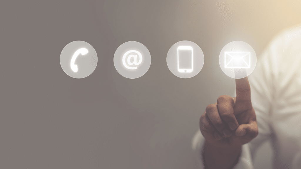 Person wählt Kontaktmethoden für Kundenservice mit Icons für Telefon, E-Mail, Smartphone und Briefsymbol.