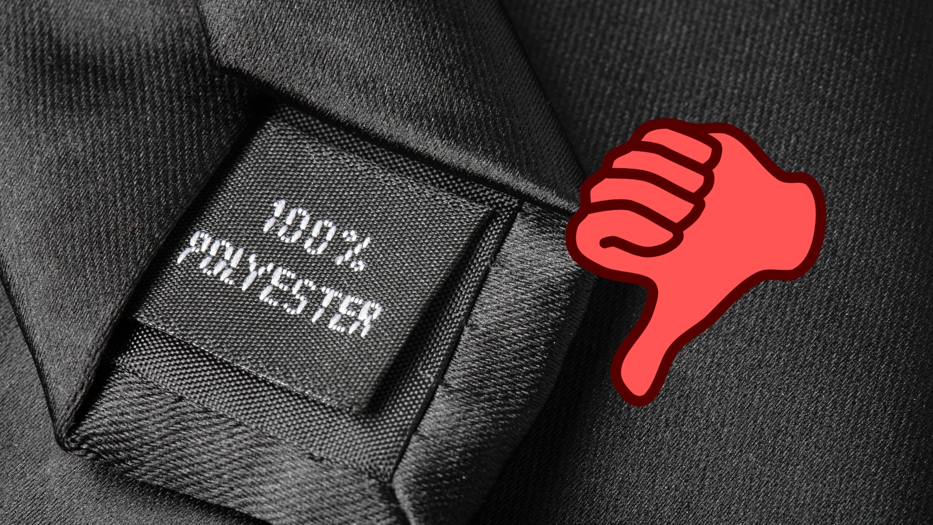 Nahaufnahme eines Etiketts mit '100% Polyester' und einem ablehnenden Symbol, zeigt zu vermeidende Stoffe bei Akne Inversa.