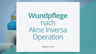 Informationsgrafik zur Wundpflege nach Akne Inversa Operation mit dem Titel und Tipps & Tricks Hinweis auf blauem Hintergrund.
