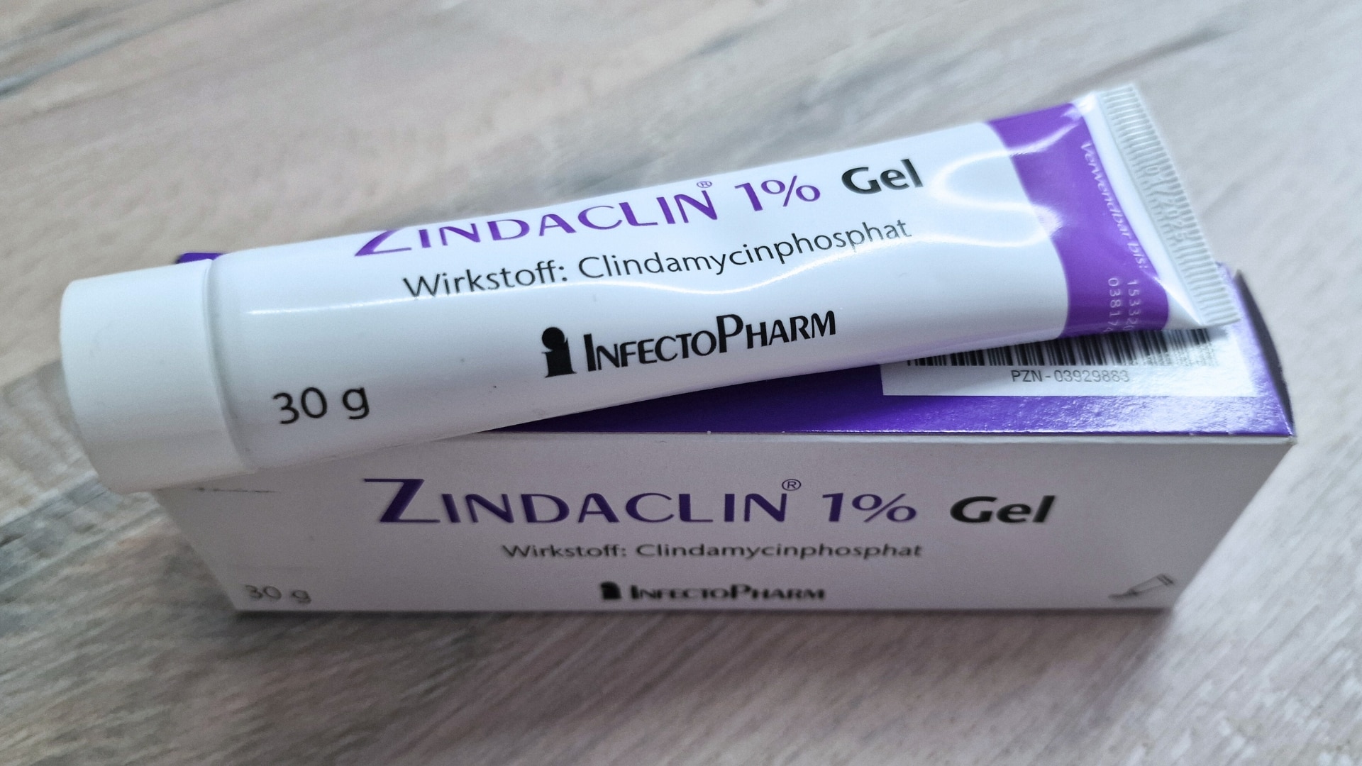 Zindaclin 1% Gel, ein Medikament für die Behandlung von Akne Inversa, abgebildet mit seiner Verpackung, die den Wirkstoff Clindamycinphosphat hervorhebt.