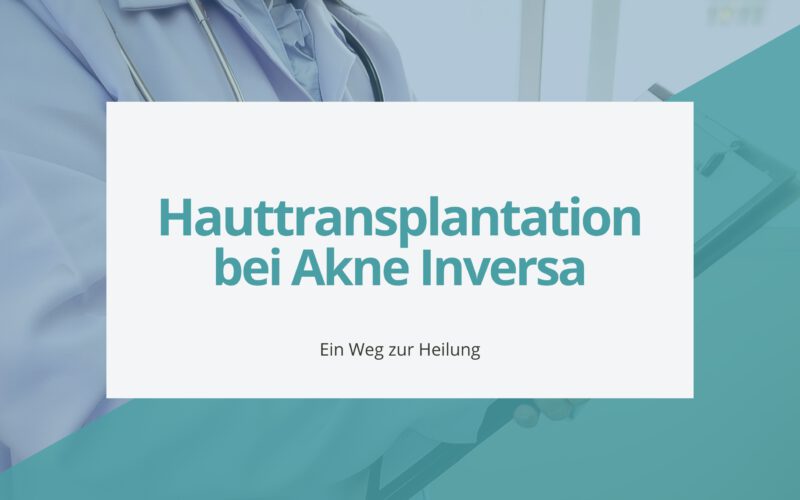 Informative Grafik mit dem Titel "Hauttransplantation bei Akne Inversa: Ein Weg zur Heilung" über einem Hintergrund, der einen Ausschnitt aus einer medizinischen Umgebung zeigt.