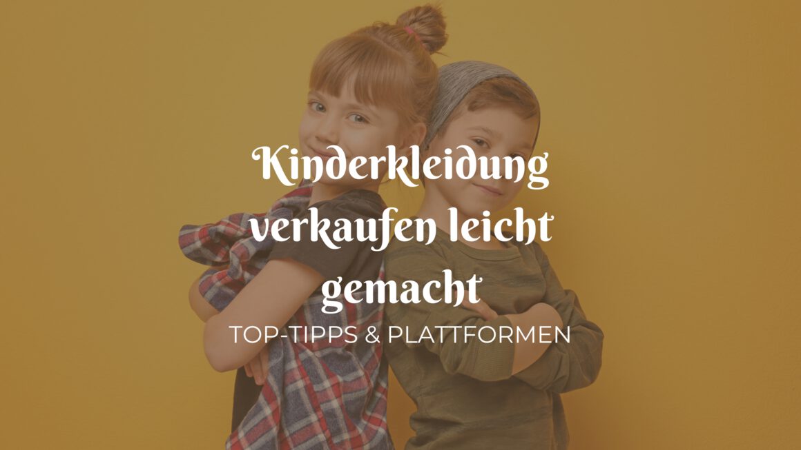 Zwei lächelnde Kinder, die Rücken an Rücken stehen, mit dem Text "Kinderkleidung verkaufen leicht gemacht: TOP-TIPPS & PLATTFORMEN" auf gelbem Hintergrund.