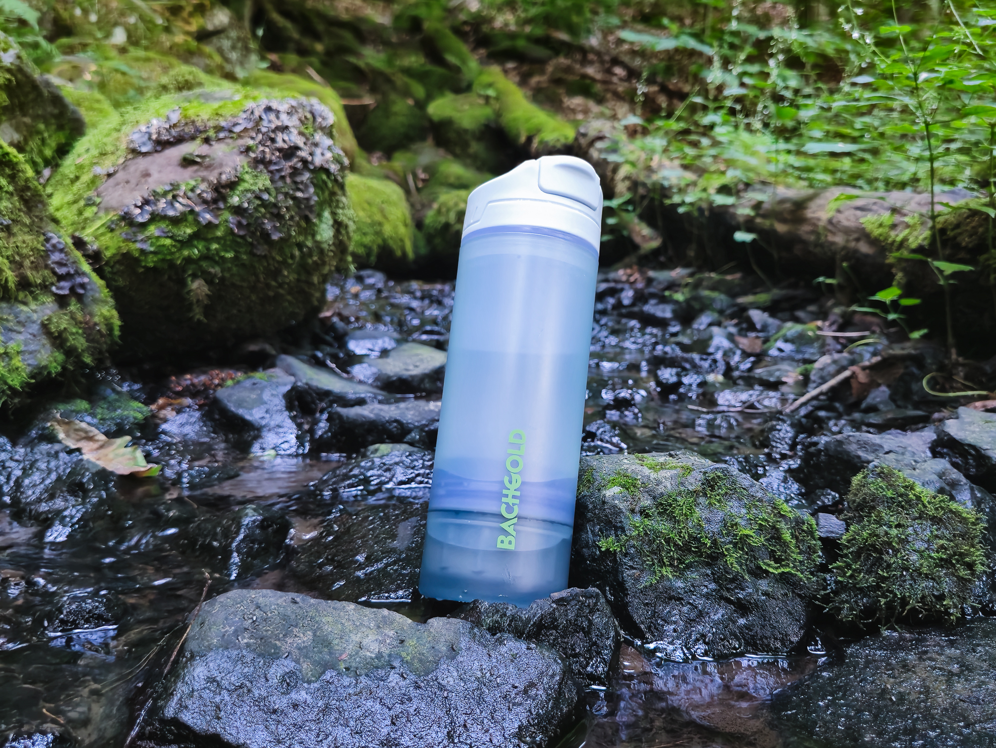 Bachgold Outdoor Wasserfilter in einem fließenden Bach während eines Tests