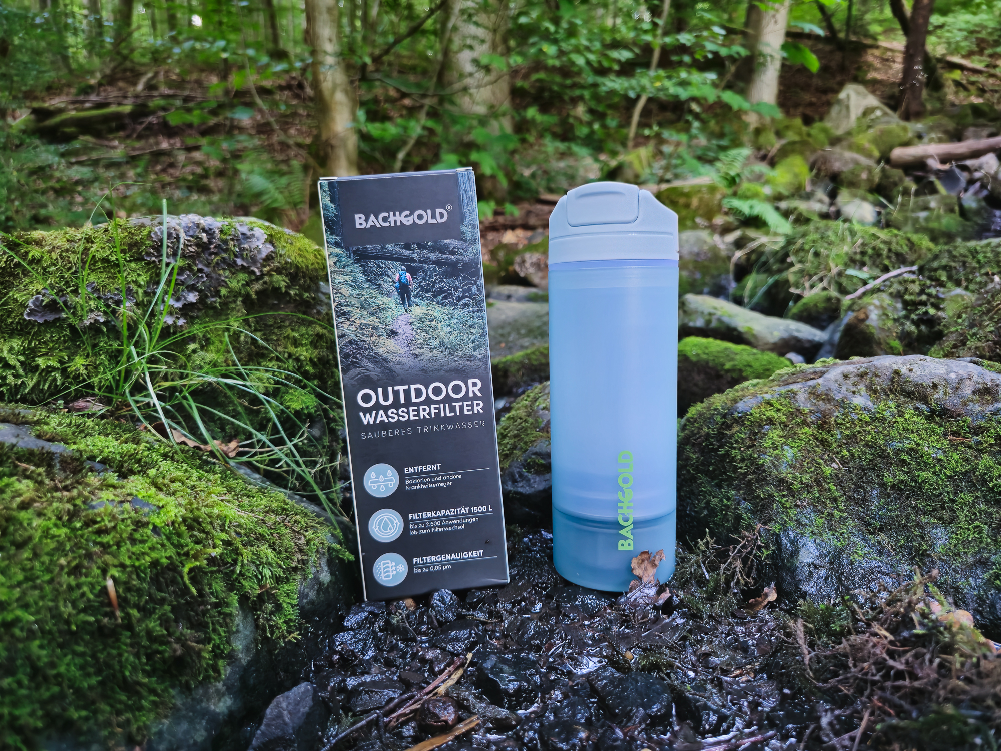 Bachgold Outdoor Wasserfilter auf einem moosbewachsenen Waldboden während eines Tests