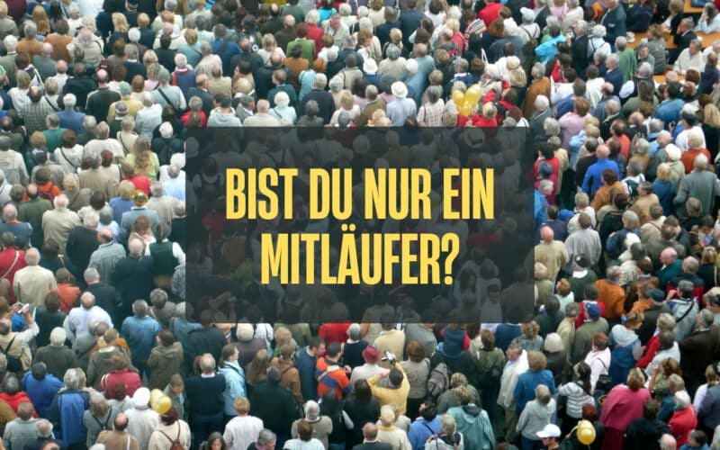 Gedrängte Menschen von oben, provokative Frage eingeblendet – Einfluss der Masse auf individuelles Denken