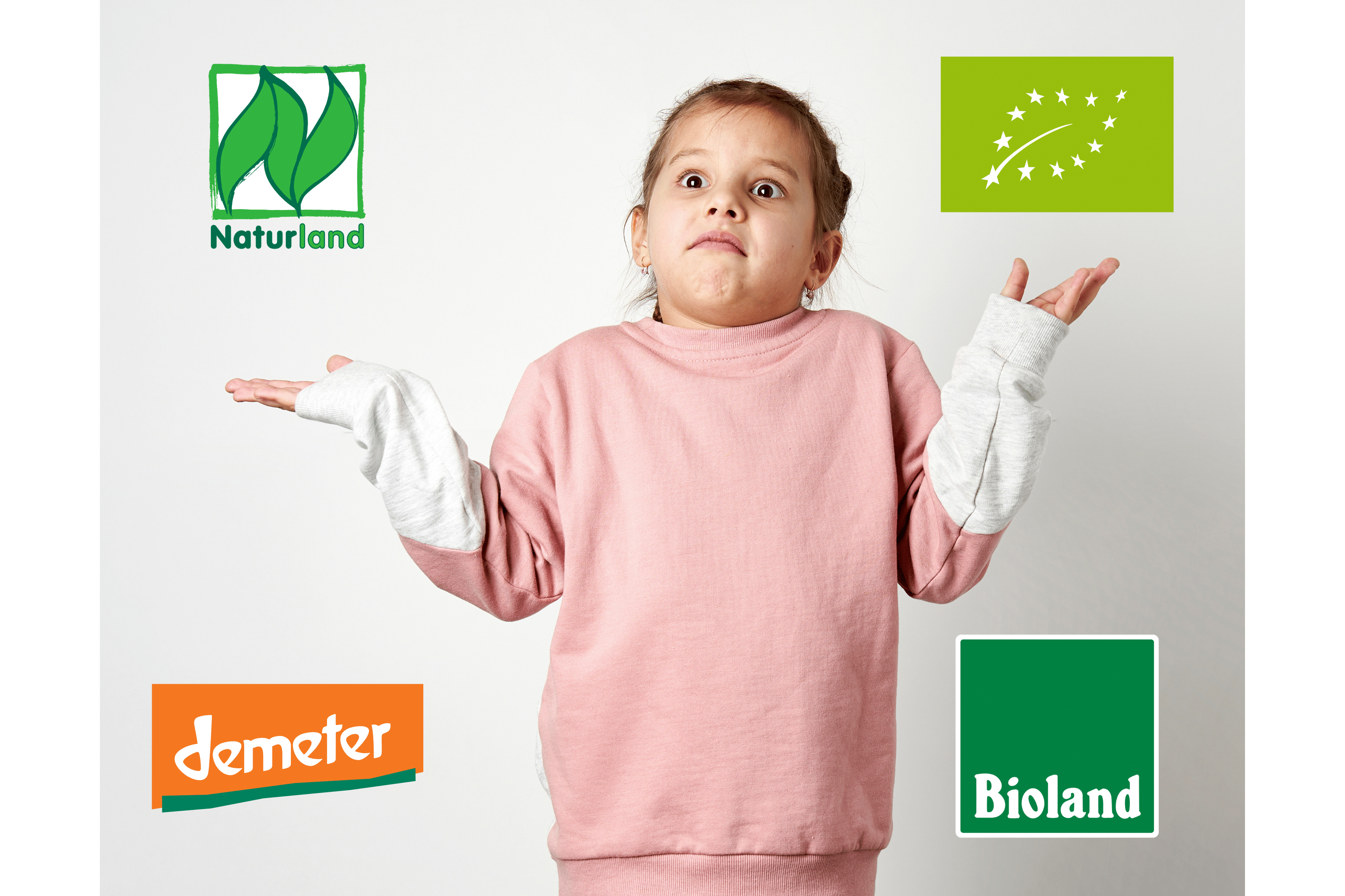 Verwirrtes Kind mit hochgezogenen Schultern, umgeben von verschiedenen Bio-Siegeln: EU-Bio, Naturland, Bioland und Demeter. Welche Bio-Zertifizierungen sind wirklich verlässlich? Ein Überblick über die Unterschiede und Bedeutung der Bio-Labels für Verbraucher.