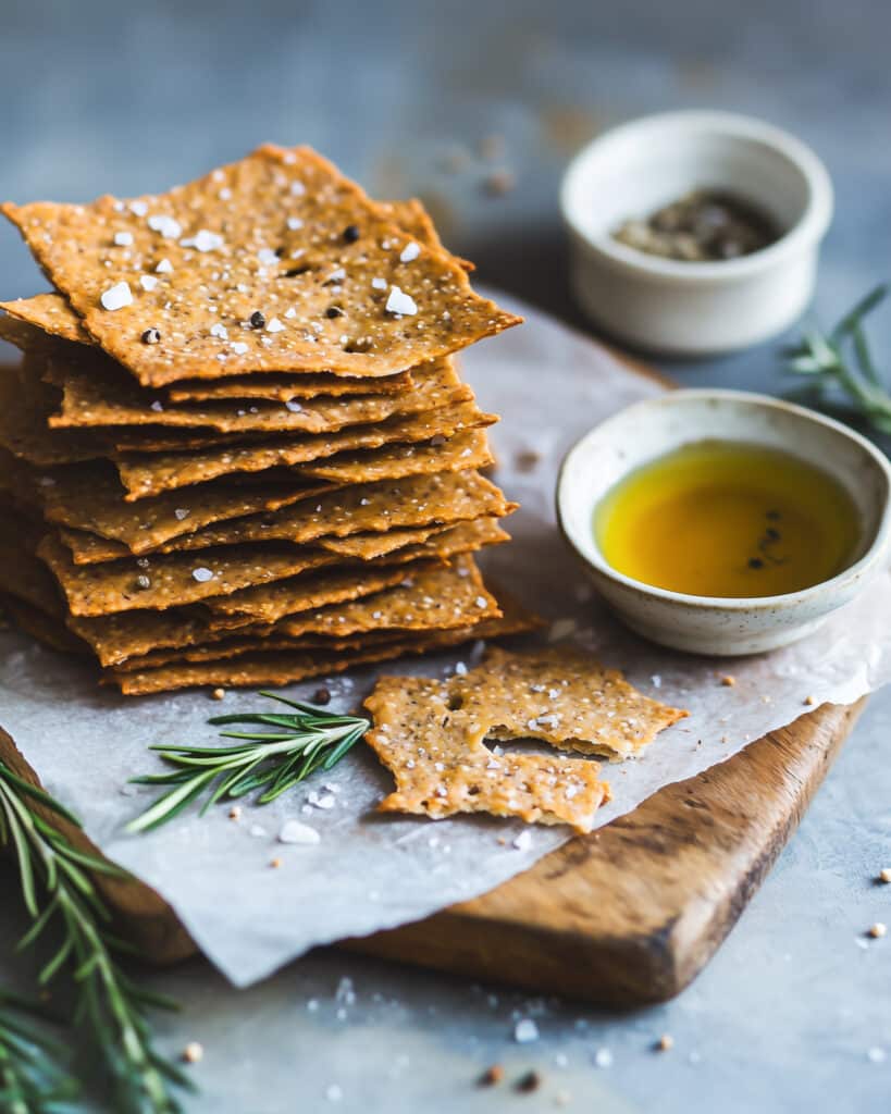 Buchweizen-Cracker mit Rosmarin und Meersalz – knuspriger, veganer Snack ohne Zusatzstoffe.