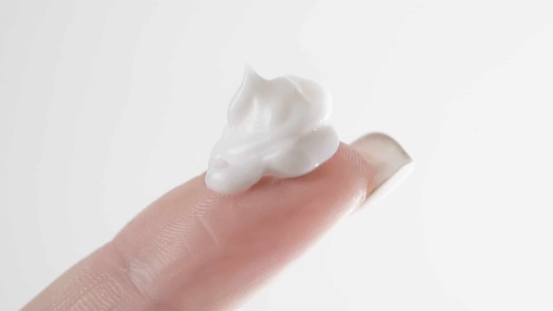 Nadixa bei Akne Inversa Creme Anwendung.
