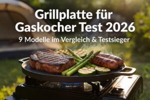 Grillplatte für Gaskocher Test 2026 – Saftiges Steak, gegrillte Würstchen, grüner Spargel und Zucchini auf der Grillplatte beim Outdoor-Camping