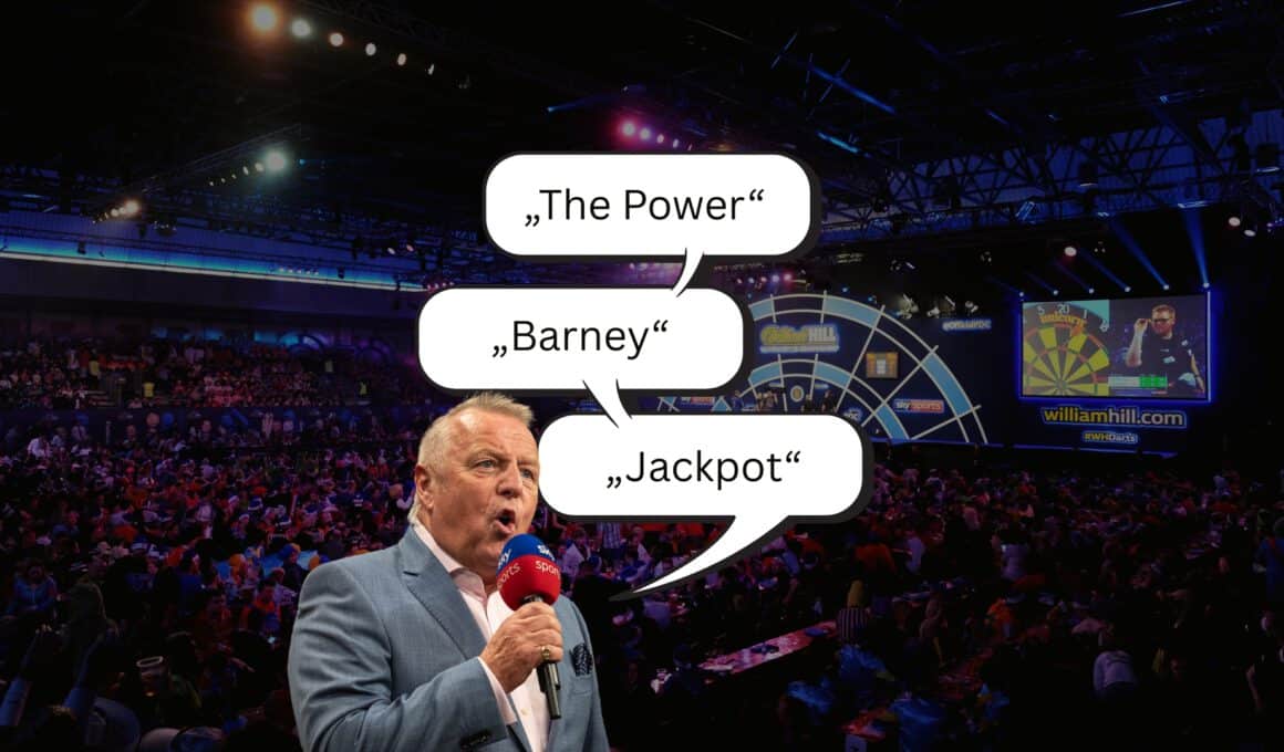 Dart-Moderator auf großer Bühne nennt berühmte Dart-Spitznamen wie „The Power“, „Barney“ und „Jackpot“ bei einem Live-Turnier.