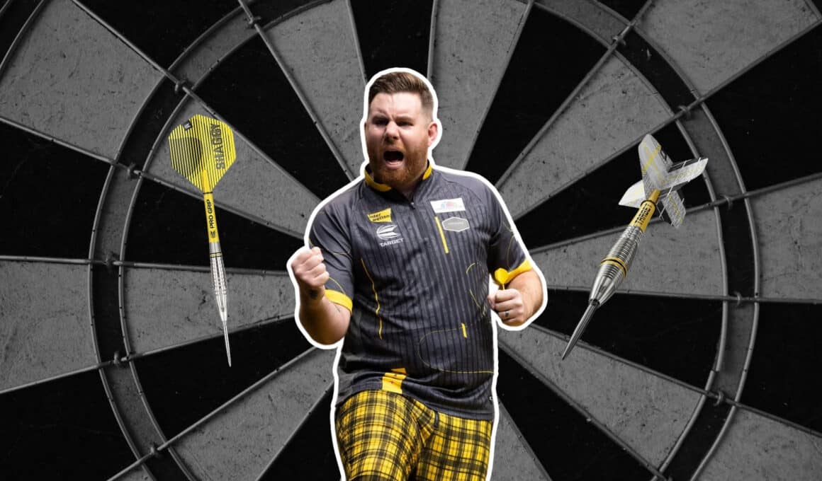 Der Profi-Dartspieler Scott Williams („Shaggy“) präsentiert seine beiden Signature-Modelle: Gen 1 und Gen 2