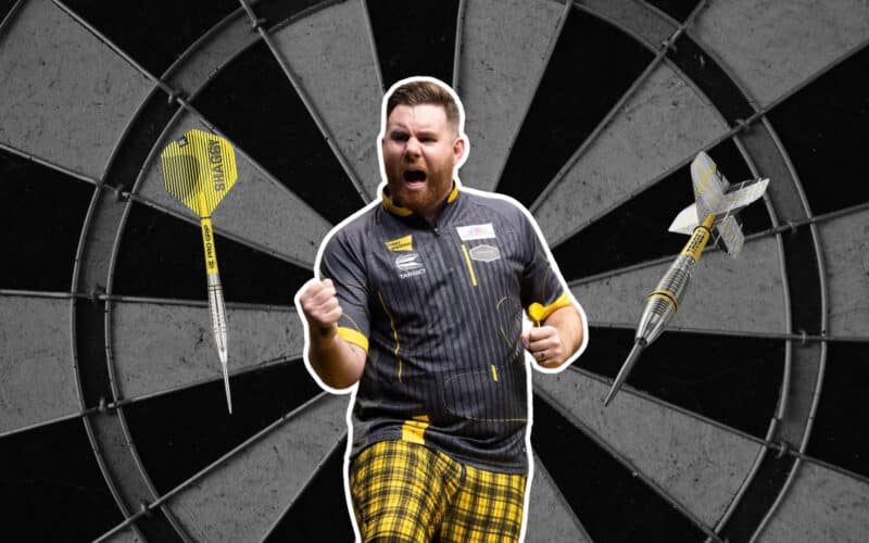 Der Profi-Dartspieler Scott Williams („Shaggy“) präsentiert seine beiden Signature-Modelle: Gen 1 und Gen 2