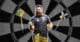 Der Profi-Dartspieler Scott Williams („Shaggy“) präsentiert seine beiden Signature-Modelle: Gen 1 und Gen 2