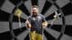 Der Profi-Dartspieler Scott Williams („Shaggy“) präsentiert seine beiden Signature-Modelle: Gen 1 und Gen 2