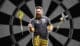 Der Profi-Dartspieler Scott Williams („Shaggy“) präsentiert seine beiden Signature-Modelle: Gen 1 und Gen 2
