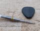 Swiss Point System Werkzeug neben Scott Williams Shaggy Gen 2 Steel-Tip Dart auf Teppichunterlage