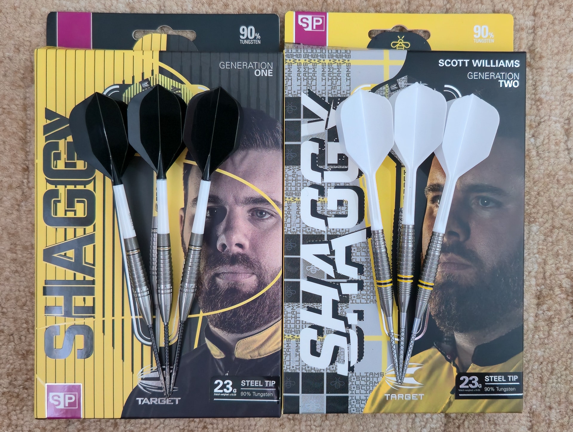 Scott Williams Shaggy Gen 1 (links) und Gen 2 (rechts) Steel-Tip Dartkartons aus 90 % Tungsten