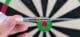 Profilansicht des Gen 2-Darts: kompakte Barrel-Form und prägnante Gelb-Schwarz-Ringe