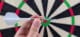 Scott Williams Shaggy Gen 2 Dart mit weißem K-Flex All-In-One Flight & Shaft und 35 mm Swiss Point Storm Diamond Spitze vor Dartboard