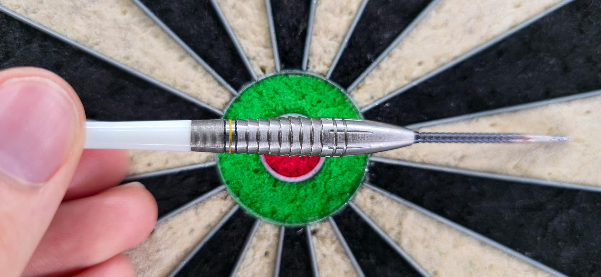 Nahaufnahme Scott Williams Shaggy Gen 1 Barrel im Bullseye mit weißem K-Flex Flight