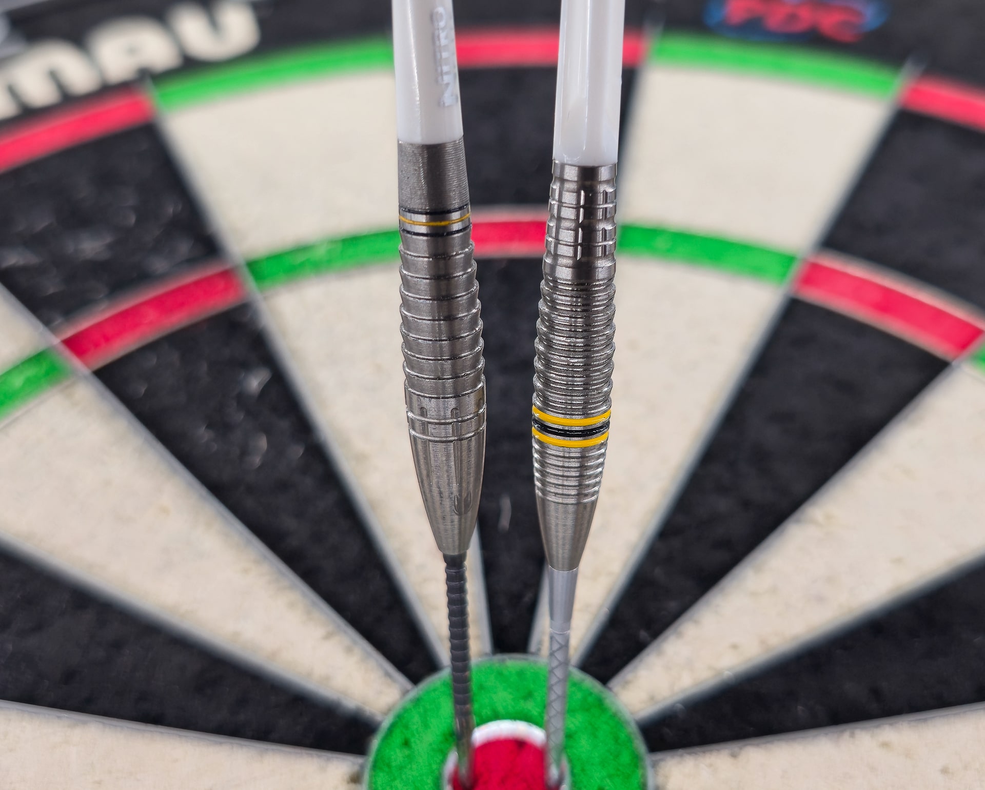 Vergleich Scott Williams Shaggy Gen 2 (links) und Gen 1 (rechts) Barrel-Form im Dartboard
