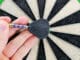 Swiss Point Tool wechselt Dartspitze direkt am Board – Detailaufnahme Hand mit Werkzeug und Barrel
