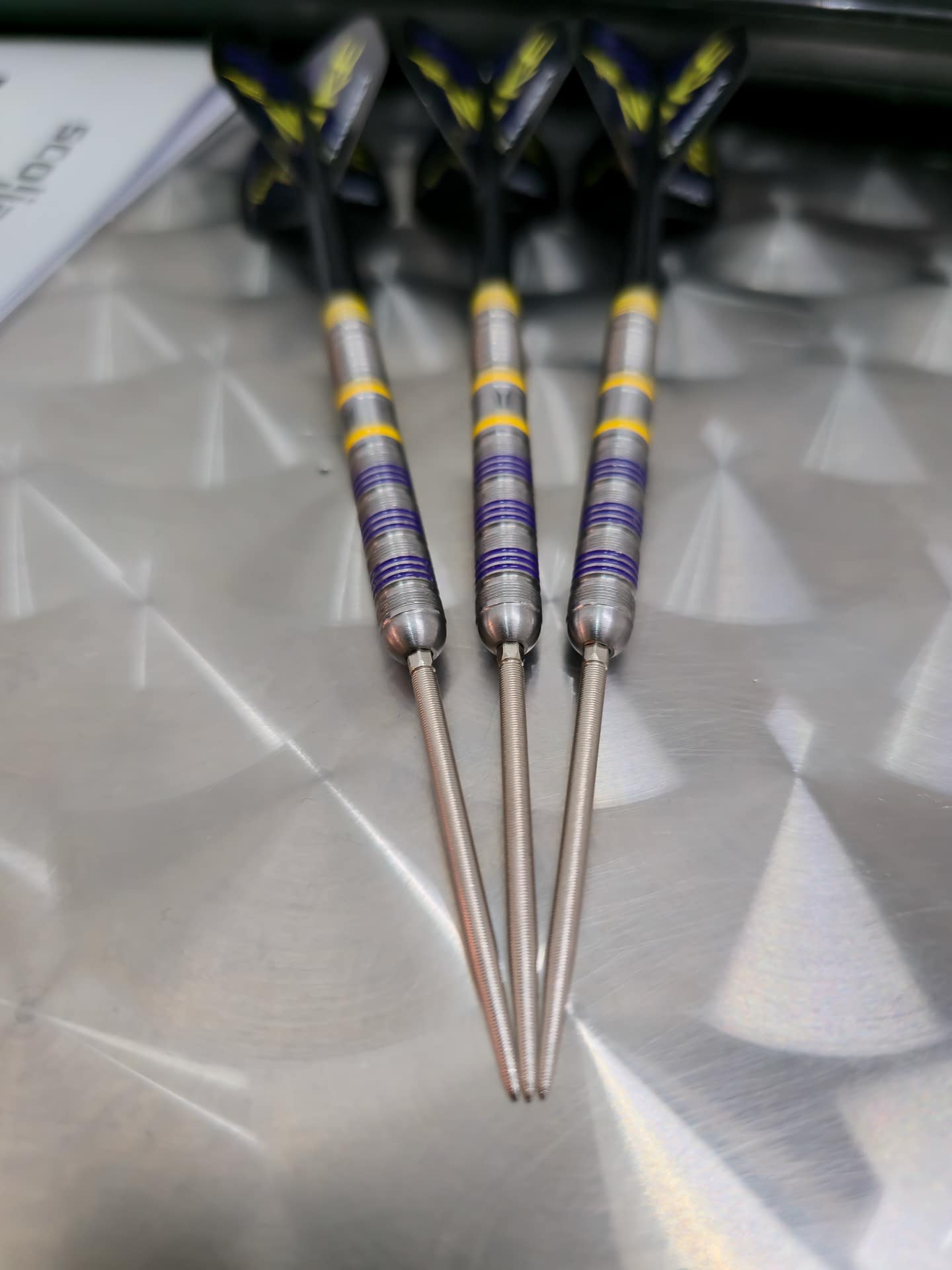 Drei identische Darts mit langen 40 mm Swiss SLK Points in Reihe.