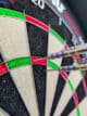 Drei Darts mit 35 mm Swiss Point Spitzen stecken eng nebeneinander im Triple 20 – Seitenansicht
