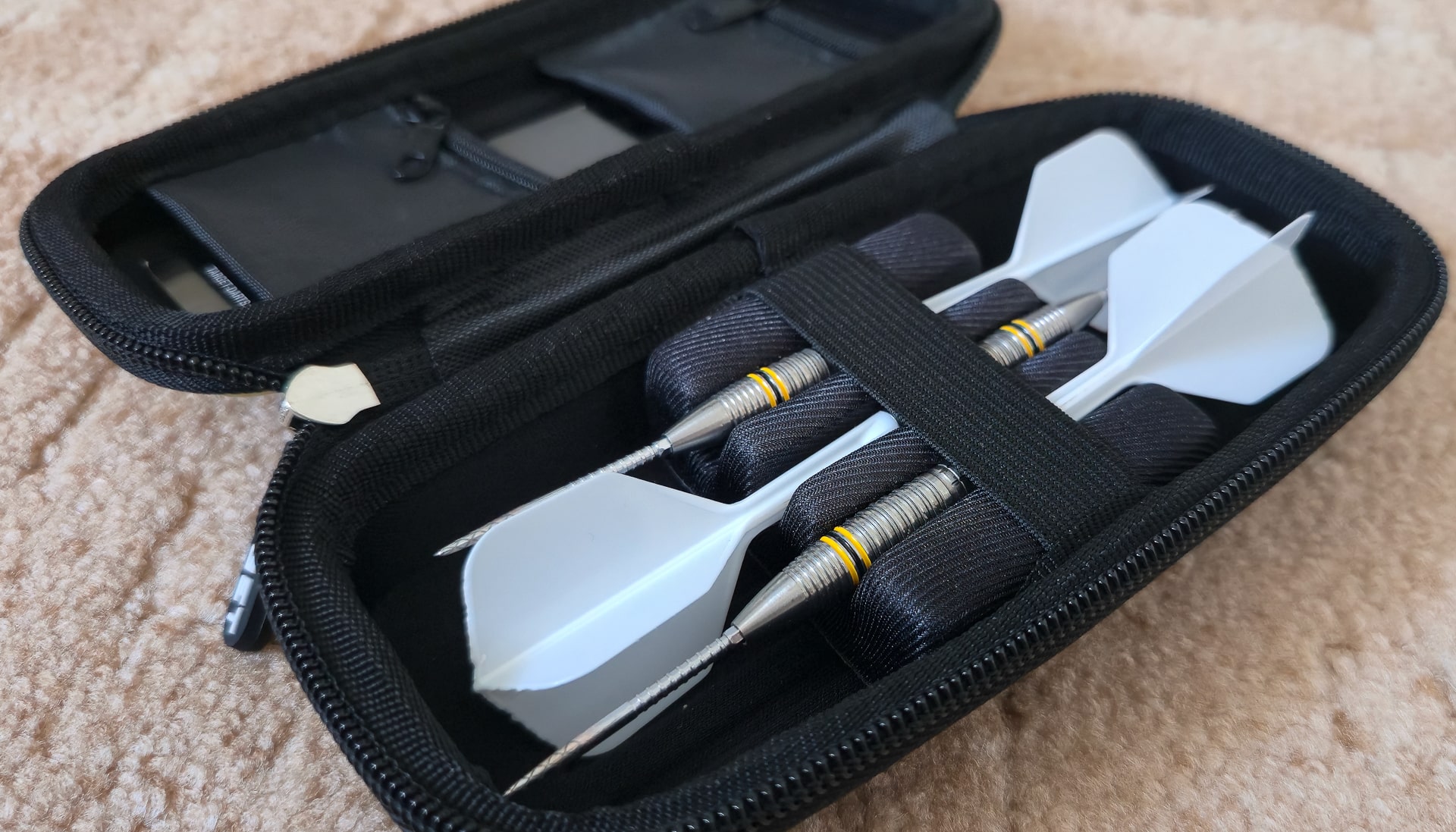Target K-Flex Darts in weißer Ausführung sauber verstaut in einer Dart-Tasche