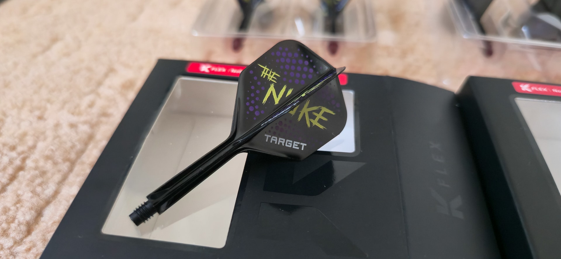 Target K-Flex mit The Nuke Design in Nahaufnahme auf Verpackung – einteilige Dartflight-Schaft-Kombination im Test