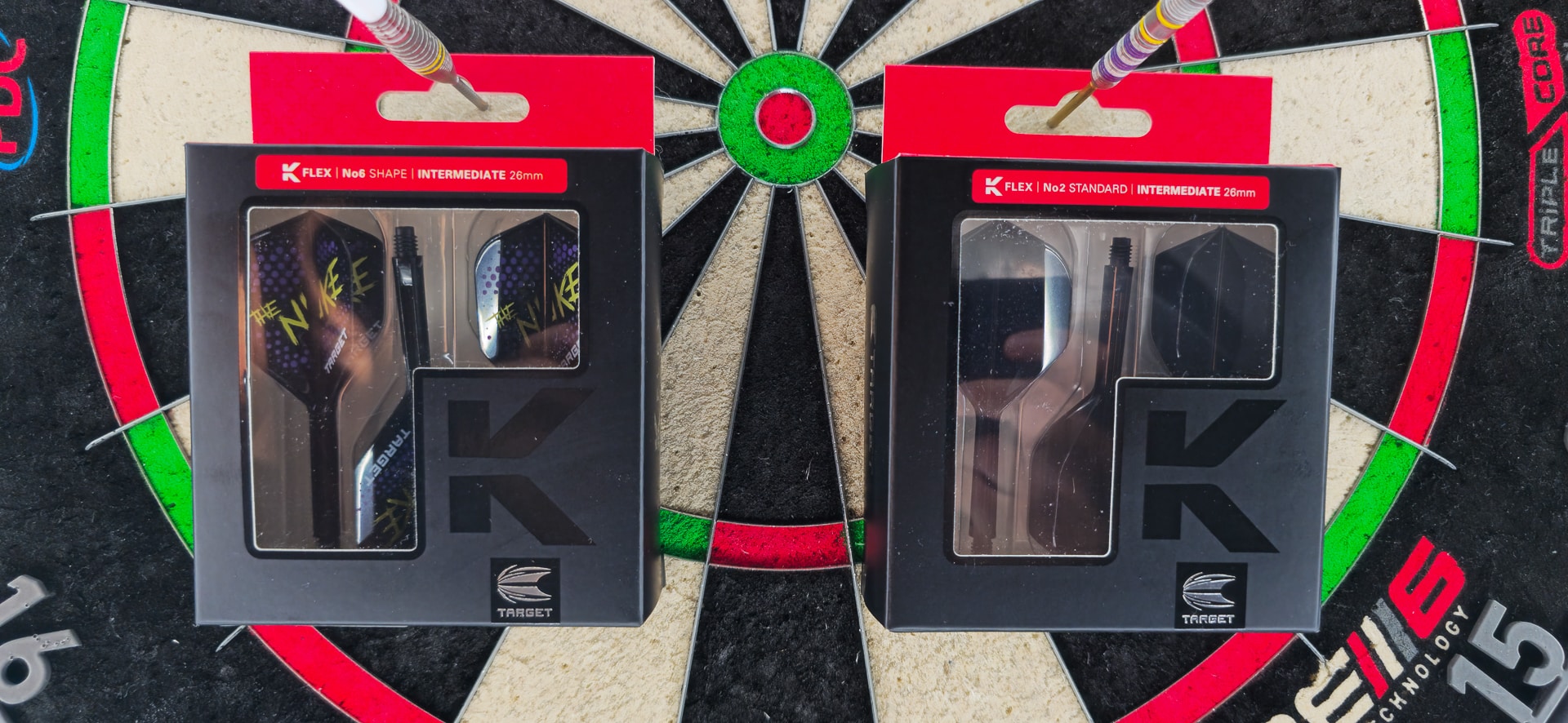Originalverpackung der Target K-Flex Flights No.6 Shape und No.2 Standard nebeneinander auf dem Board