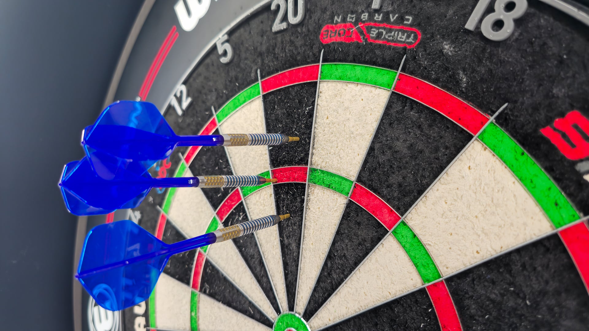 Drei Josh Rock Darts stecken dicht gruppiert im 20er Segment.