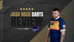 Josh Rock im Target-Trikot steht neben einem auf hyperschwarzem Hintergrund schwebenden Gen1 Swiss-Point Dart mit blau-goldenem Barrel und Rocky-Flights.