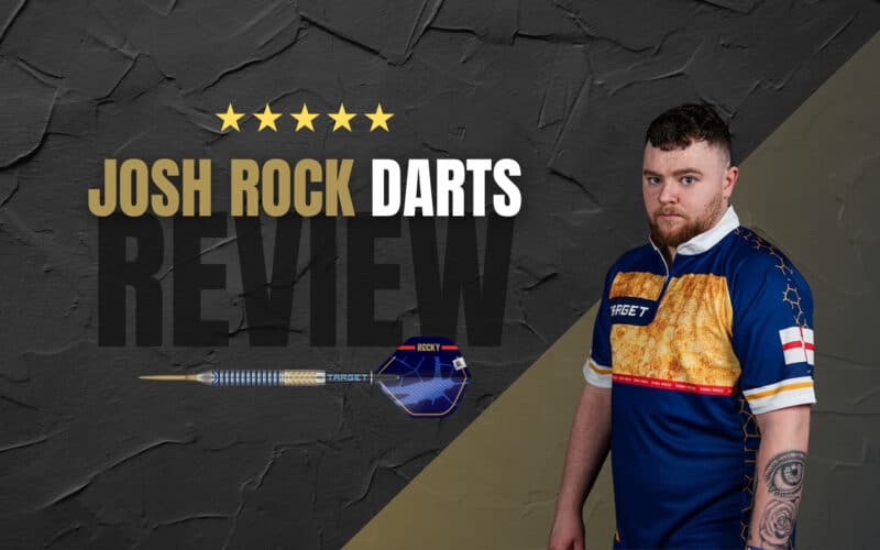 Josh Rock im Target-Trikot steht neben einem auf hyperschwarzem Hintergrund schwebenden Gen1 Swiss-Point Dart mit blau-goldenem Barrel und Rocky-Flights.