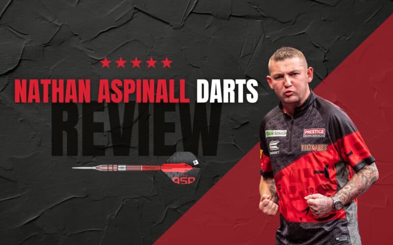 Nathan Aspinall Darts Test – Banner mit Nathan Aspinall im Target-Trikot, GEN-2-Dart und Review-Schriftzug auf schwarz-rotem Hintergrund