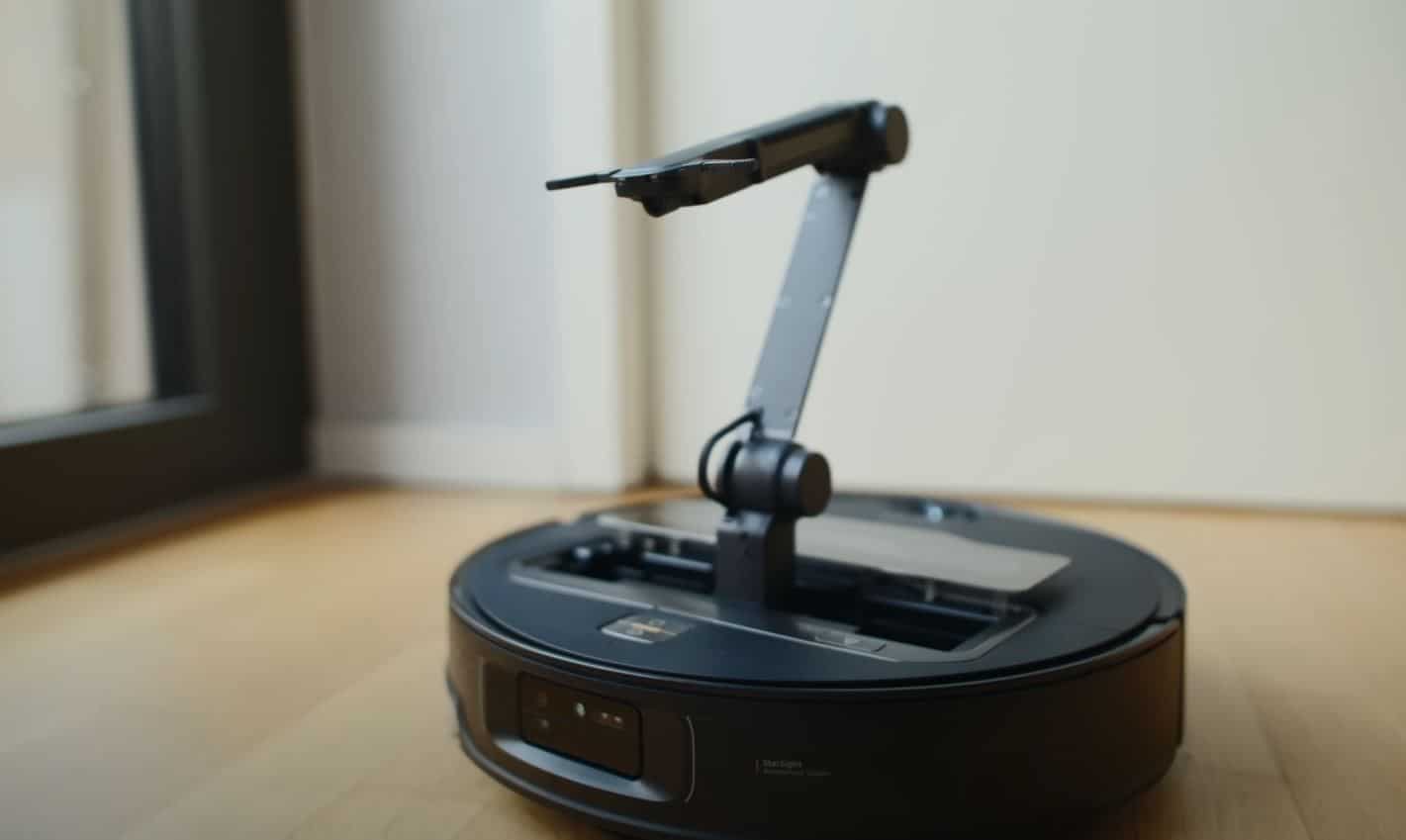 Roborock Saros Z70 Saugroboter mit ausgeklapptem OmniGrip-Greifarm.